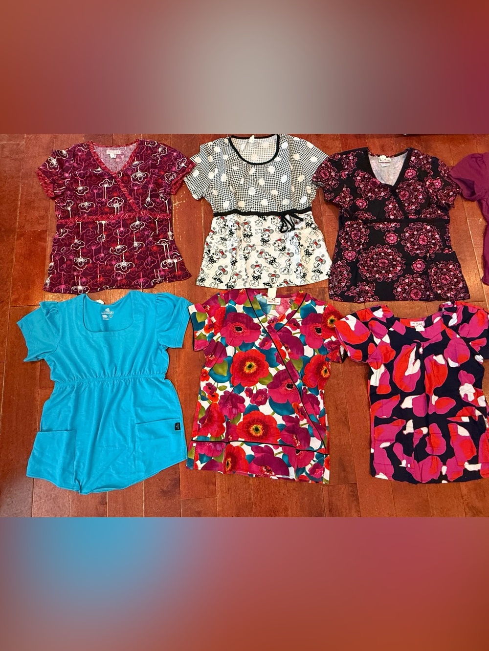 Women’s scrub lot size medium